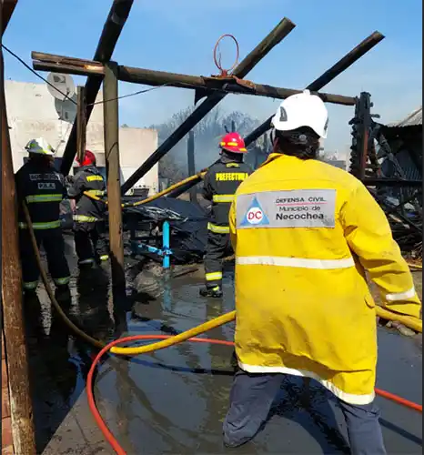 El fuego destruyó una cabaña de madera y no hubo heridos