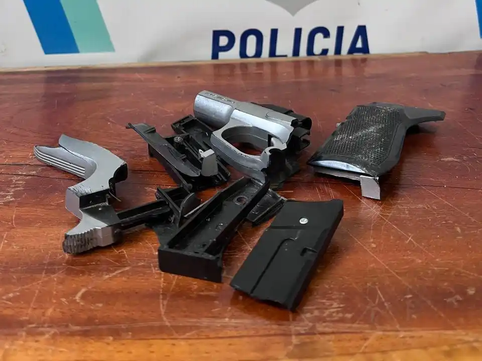 La causa quedó en manos de la Fiscalía de Flagrancia, a cargo de la fiscal María Isabel Sánchez, quien ordenó la aprehensión del acusado por “tentativa de robo agravado por el uso de arma de utilería”.