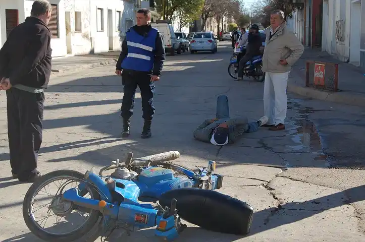 Fuerte accidente entre un remis y una moto