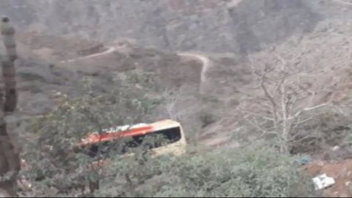 Autobús cae por abismo en Perú y deja 13 muertos