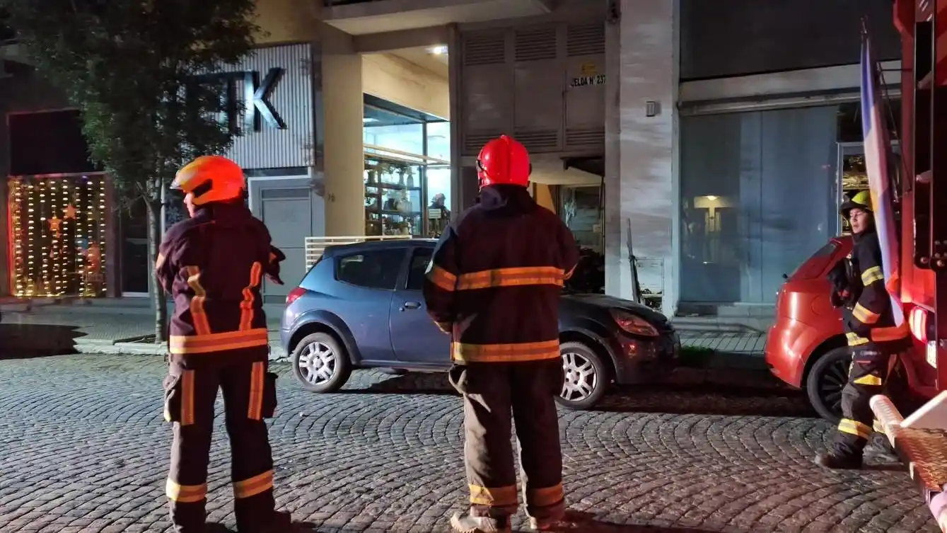 Dos dotaciones acudieron a España al 70 para concretar el rescate. (Foto: Bomberos Voluntarios de San Francisco)