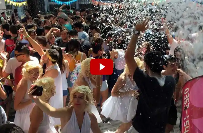 A pura espuma, estudiantes universitarios celebraron el fin de cursada