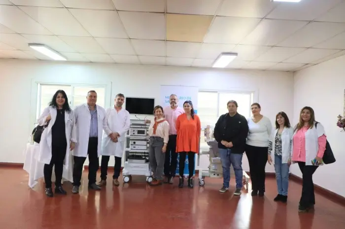 La viceministra Navarro entregó las dos torres de laparoscopía.