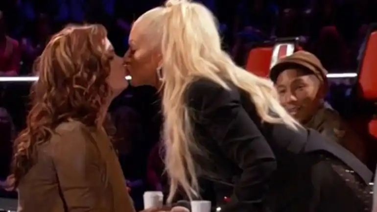 Christina Aguilera se besó con una mujer en televisión