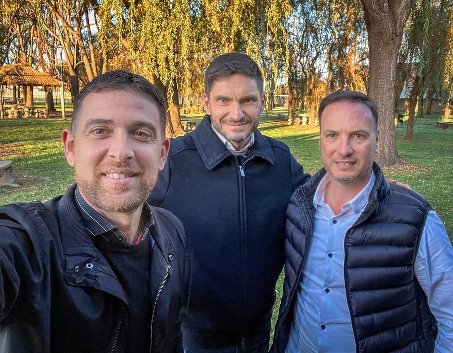 Gianetti junto al gobernador electo Maximiliano Pullaro y al futuro ministro de Obras Públicas Lisandro Enrico.