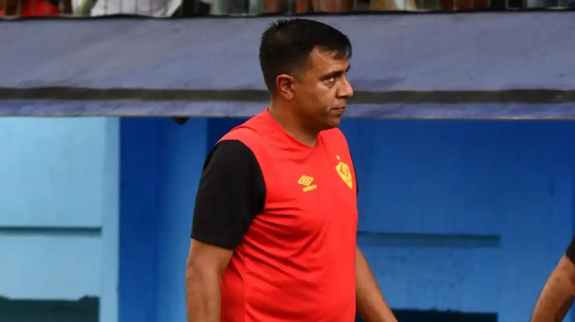 SUSPENDEN POR 14 MESES a César Farías