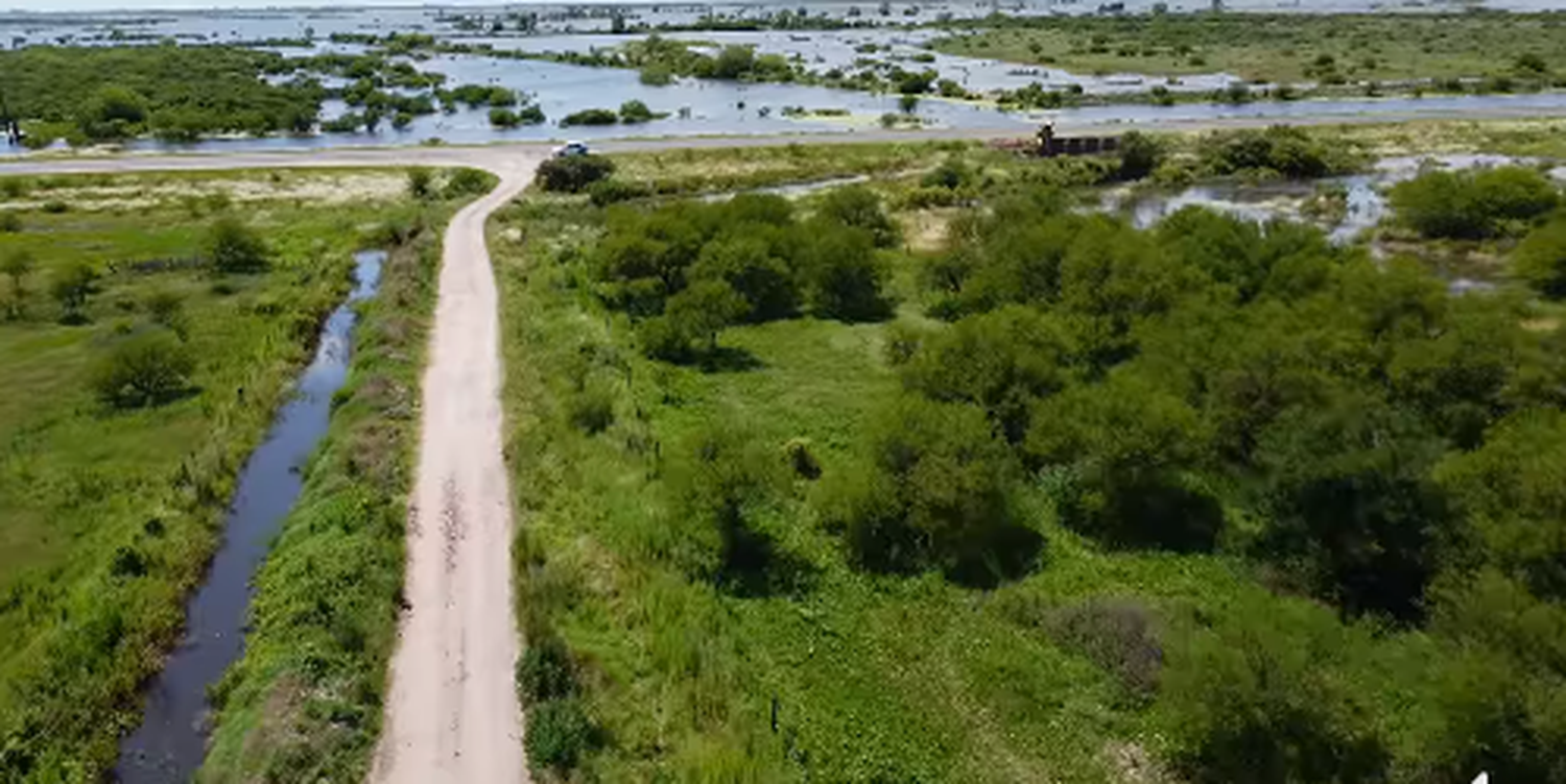 Refuerzan las defensas por la crecida del río