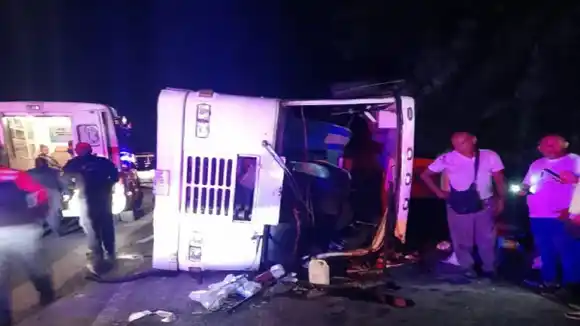 PIEDRAS EN LA VÍA provocan vuelco de autobús repleto de niños de una banda show en La Victoria