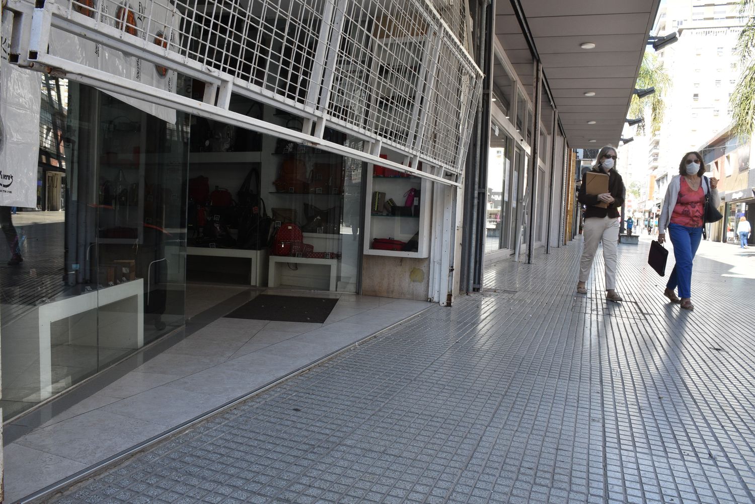 Locales vacíos en peatonal y en las principales avenidas santafesinas