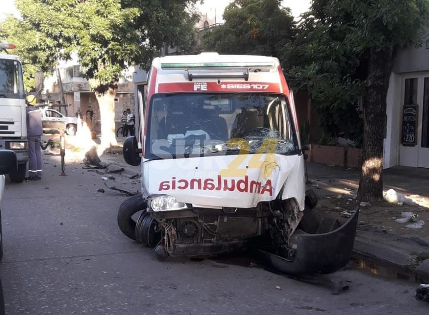 Ambulancia del SIES 107 protagonizó un fuerte accidente al chocar con automóvil