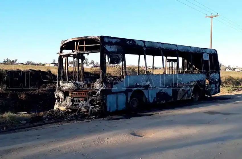 Apareció un colectivo incendiado en barrio Virgen de Luján