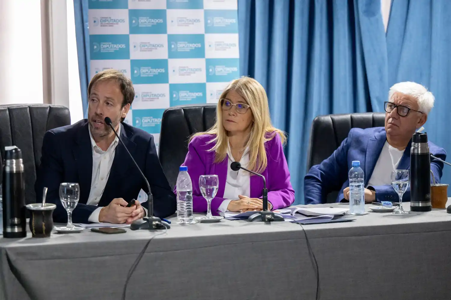 El ministro de Economía Pablo López, la vicegobernadora, Verónica Magario, y el presidente de la Cámara de Diputados, Alejandro Dichiara.