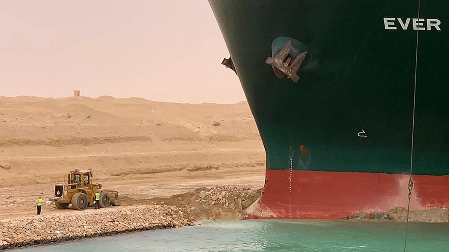 Canal de Suez: arribaron remolcadores, pero evalúan aliviar la carga del buque atascado