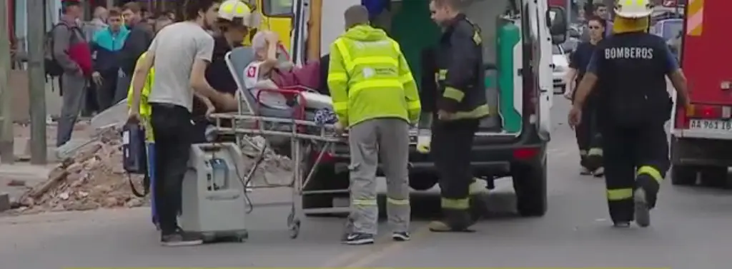 Derrumbe en casa de Lanús por escape de gas: Una mujer muerta
