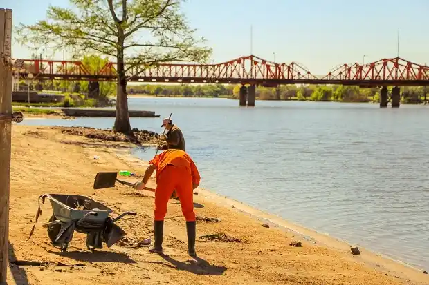 La Municipalidad comenzó a limpiar la Playa del Puente