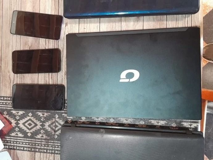 Notebooks y celulares secuestrados.