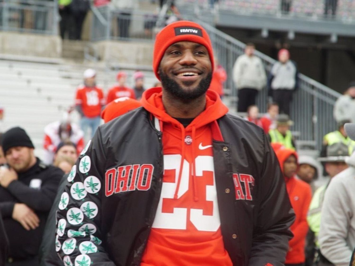 Esta fue la reacción de LeBron James ante la jugada final del partido de fútbol de Ohio State vs. Notre Dame