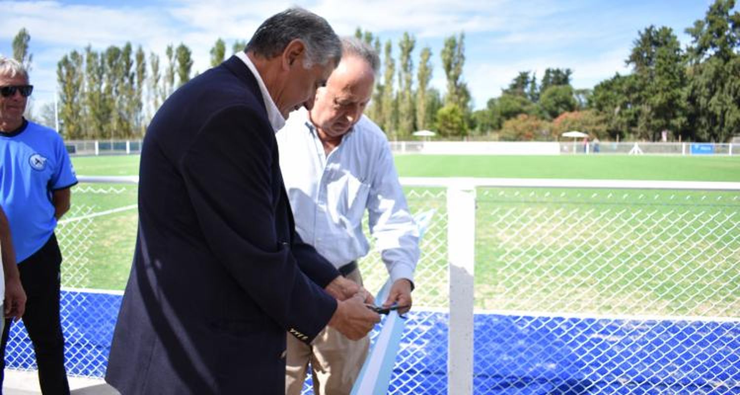 Con autoridades y deportistas, Náutico inauguró su cancha de césped sintético