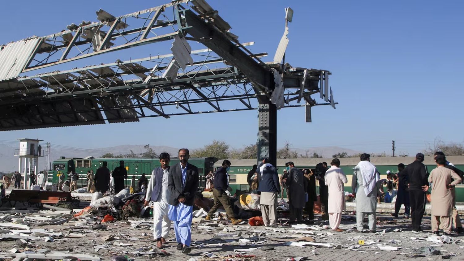 Atentado terrorista en Pakistán: al menos 25 muertos por una explosión en una estación de trenes