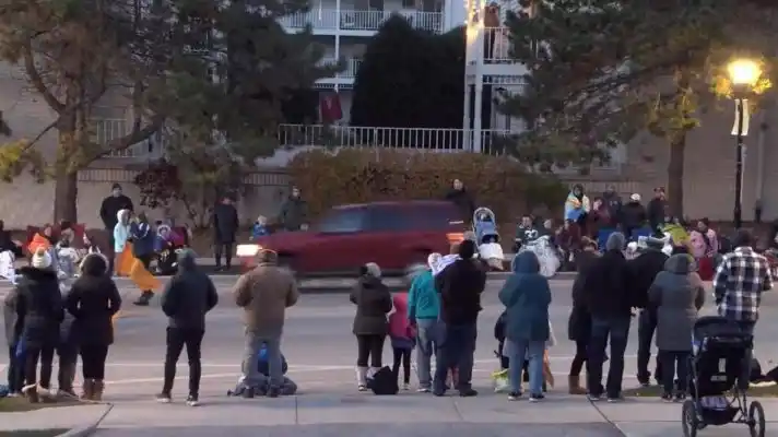 DESFILE NAVIDEÑO DE TERROR: al menos 5 muertos y 40 heridos, entre ellos niños, deja ataque de una camioneta en EE.UU.