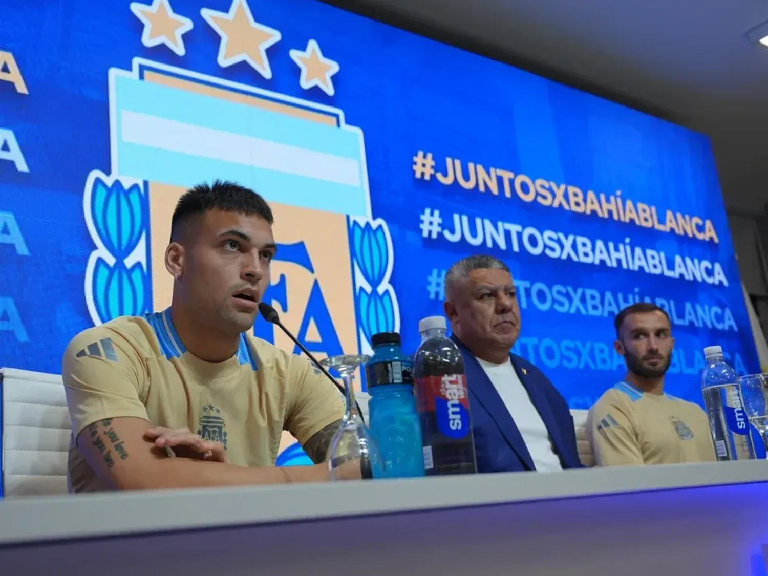 Lautaro, Tapia y Pezzella anunciando el partido solidario.Foto:AFA