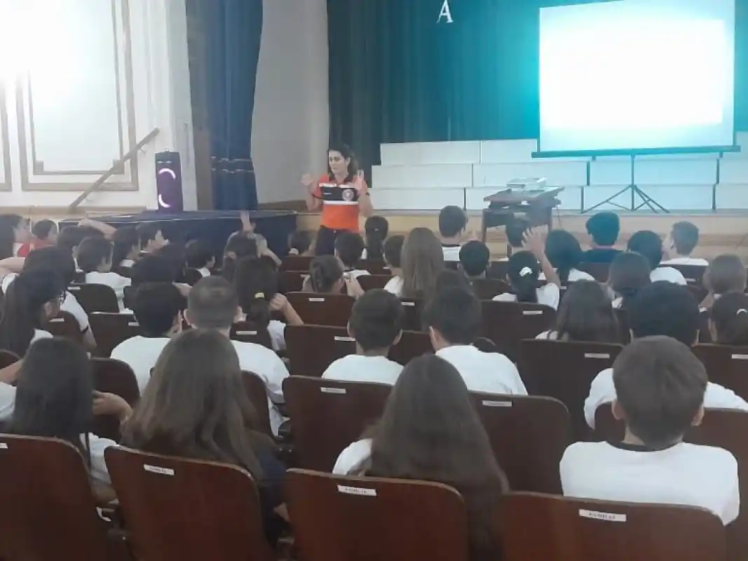 Capacitaron a casi mil alumnos de la Enova sobre simulacro de evacuación de incendios