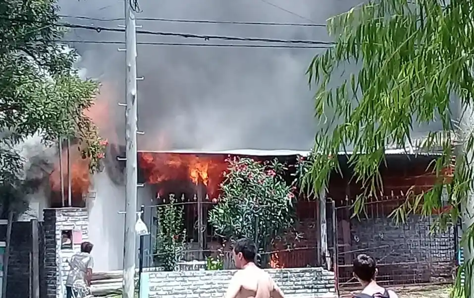 Un incendio causó serios daños en una vivienda en calle Etchevehere