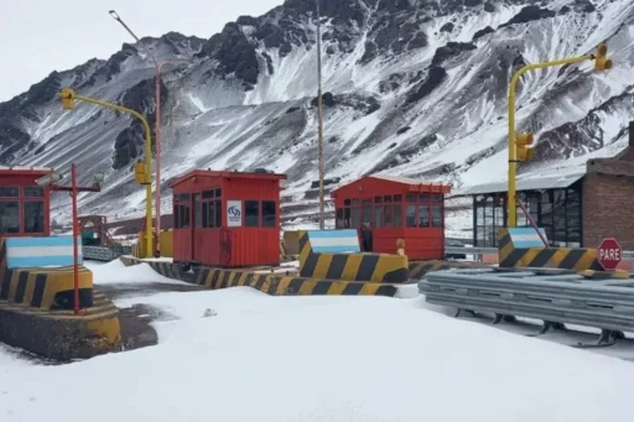 El paso internacional Cristo Redentor lleva cerrado 58 días y hay miles de camiones varados