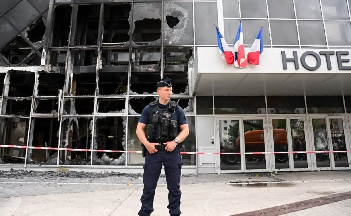 ¡MILES DE CARROS Y EDIFICIOS INCENDIADOS! Más de 800 detenidos en tercera jornada de protestas en Francia