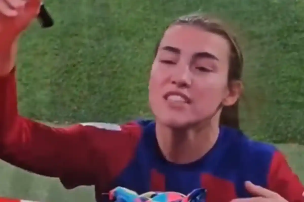 De mal humor, tomó varias camisetas y las arrojó al suelo.