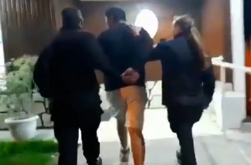 Cayó con un 39 pulgadas en las manos: lo había robado de reconocido café en Playa Grande