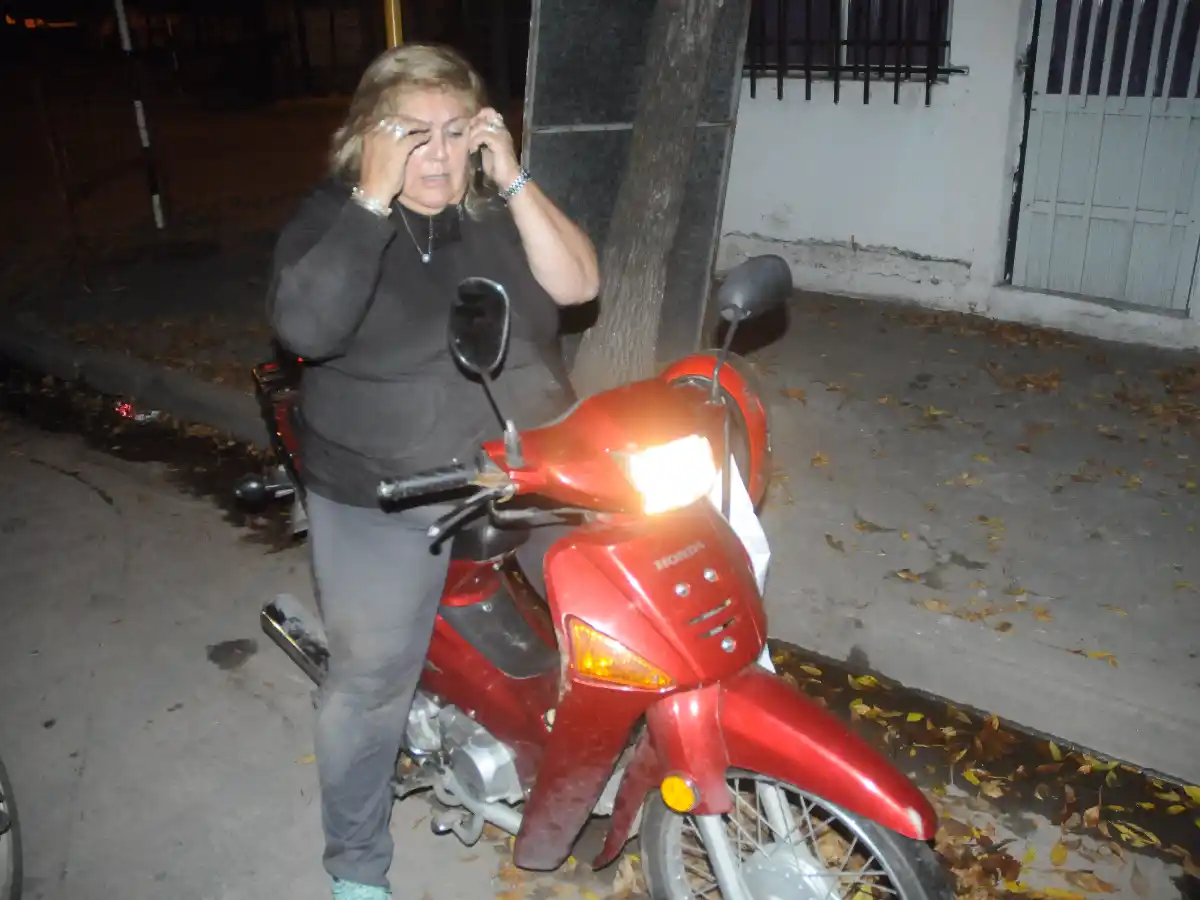 Quiso perseguir a los arrebatadores y cayó de su moto