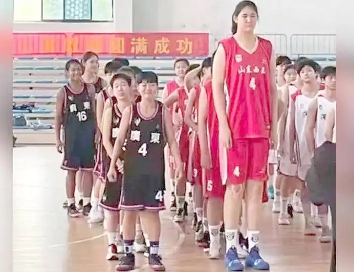 Una basquetbolista china tiene 14 años, mide 2,26 metros 