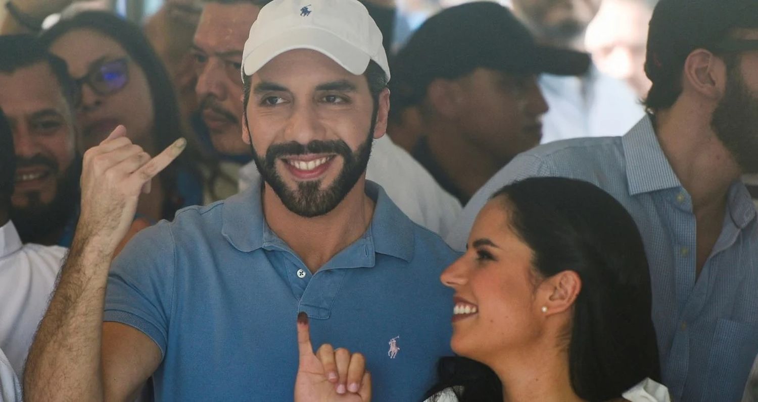 Nayib y Gabriela de Bukele este domingo durante los comicios en El Salvador. Foto: Reuters.