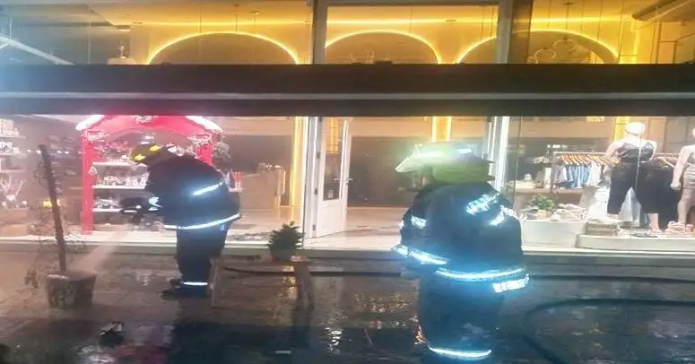 El incendio de un árbol de navidad causó revuelo en un local comercial