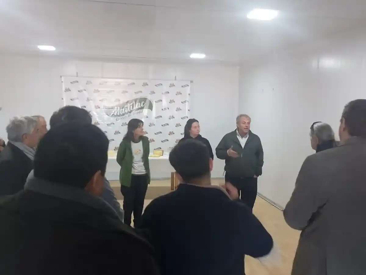 La delegación uruguaya recorrió las instalaciones de Maitilac, empresa integrante del Clúster Quesero