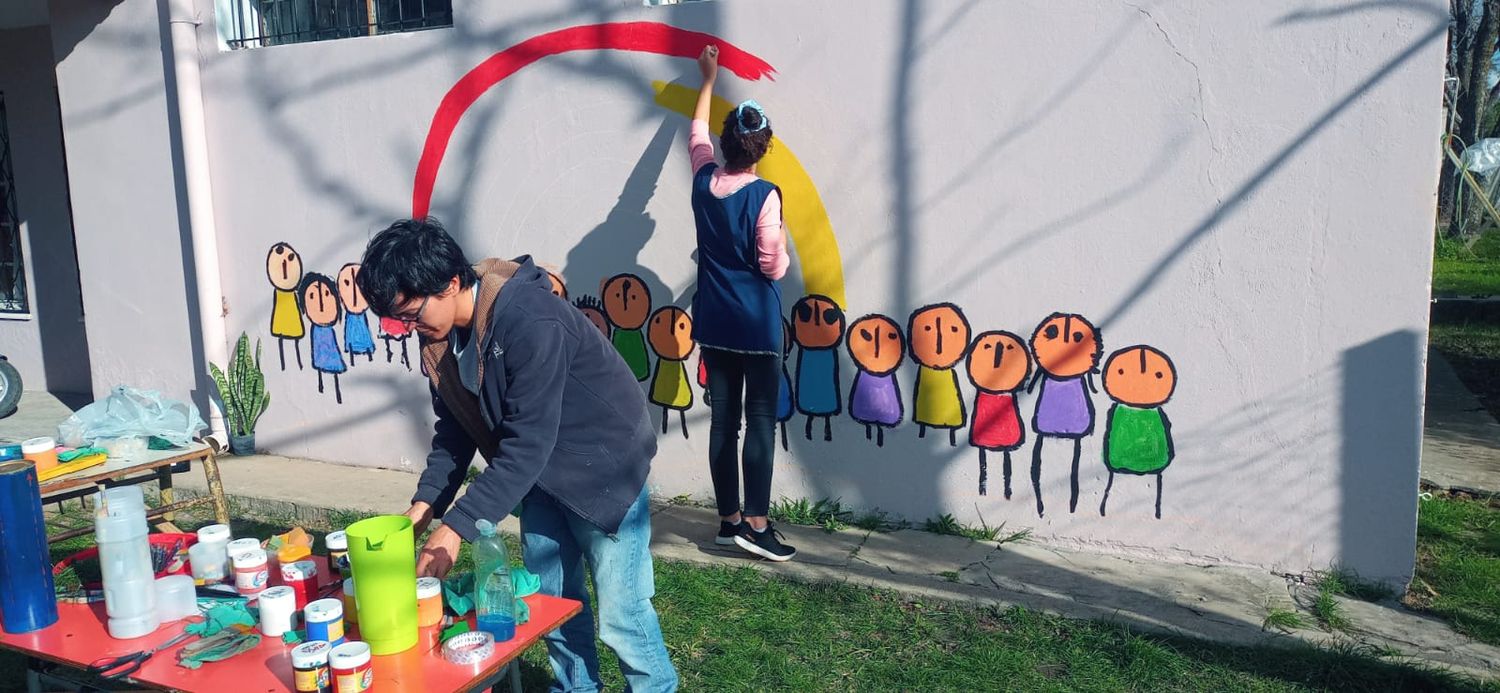 Amor, color y niñez: Las seños plasmaron una obra de arte que le cambió la cara a la escuela