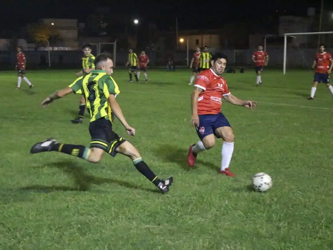 Imagen del partido inaugural entre Sarmiento e Independiente (crédito: Dirección de Deportes).