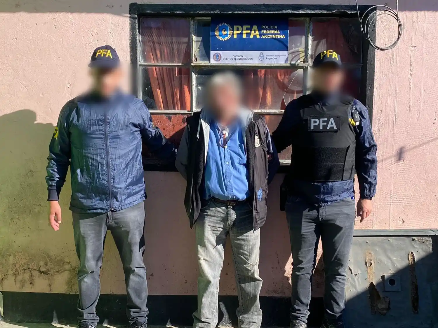 Quedó a disposición del magistrado interviniente y alojado en dependencias de la División Unidad Operativa Federal.