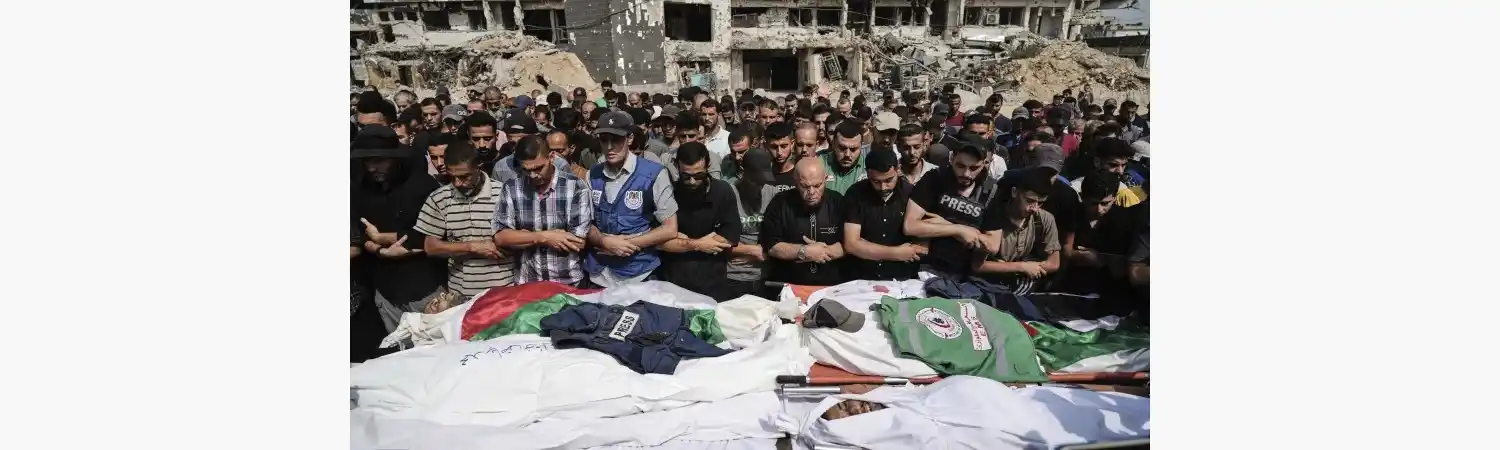 Palestinos rezan ante los cuerpos de periodistas, incluidos los corresponsales de Al Jazeera Anas al-Sharif y Mohamed Qreiqeh, quienes murieron en un ataque aéreo israelí, durante su funeral frente al complejo hospitalario Shifa de la ciudad de Gaza, el lunes 11 de agosto de 2025. (Foto AP/Jehad Alshrafi)