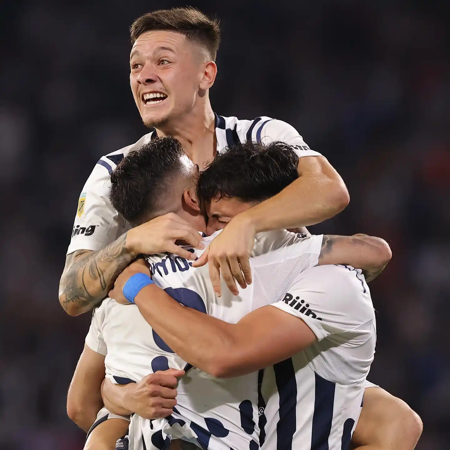 Talleres se floreó en el Kempes y es único escolta