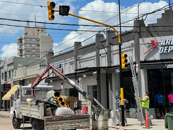 Apertura de la Peatonal: colocan nuevos semáforos, con cuenta regresiva