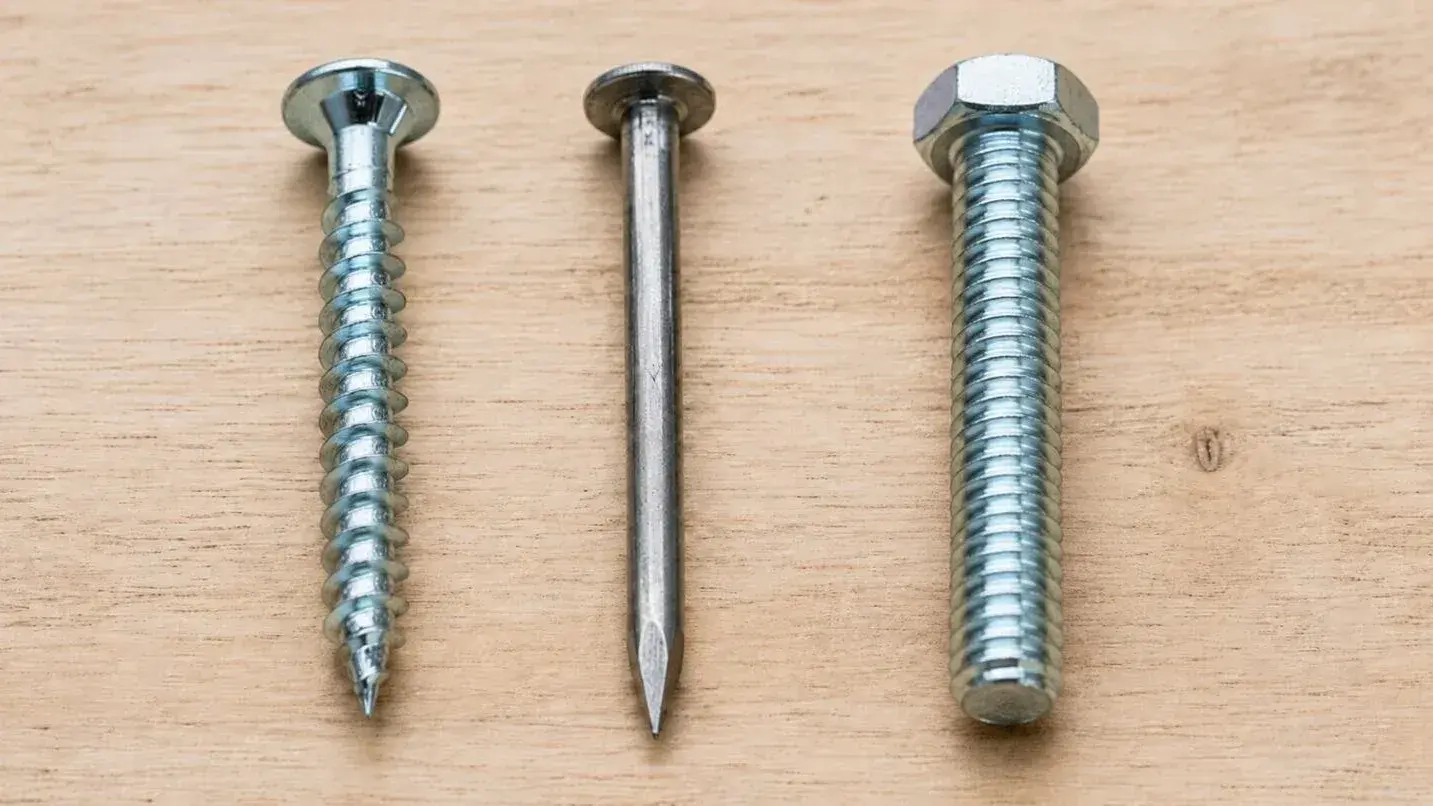 Tornillos, clavos y pernos: cuál es la diferencia y cuándo conviene usar cada uno
