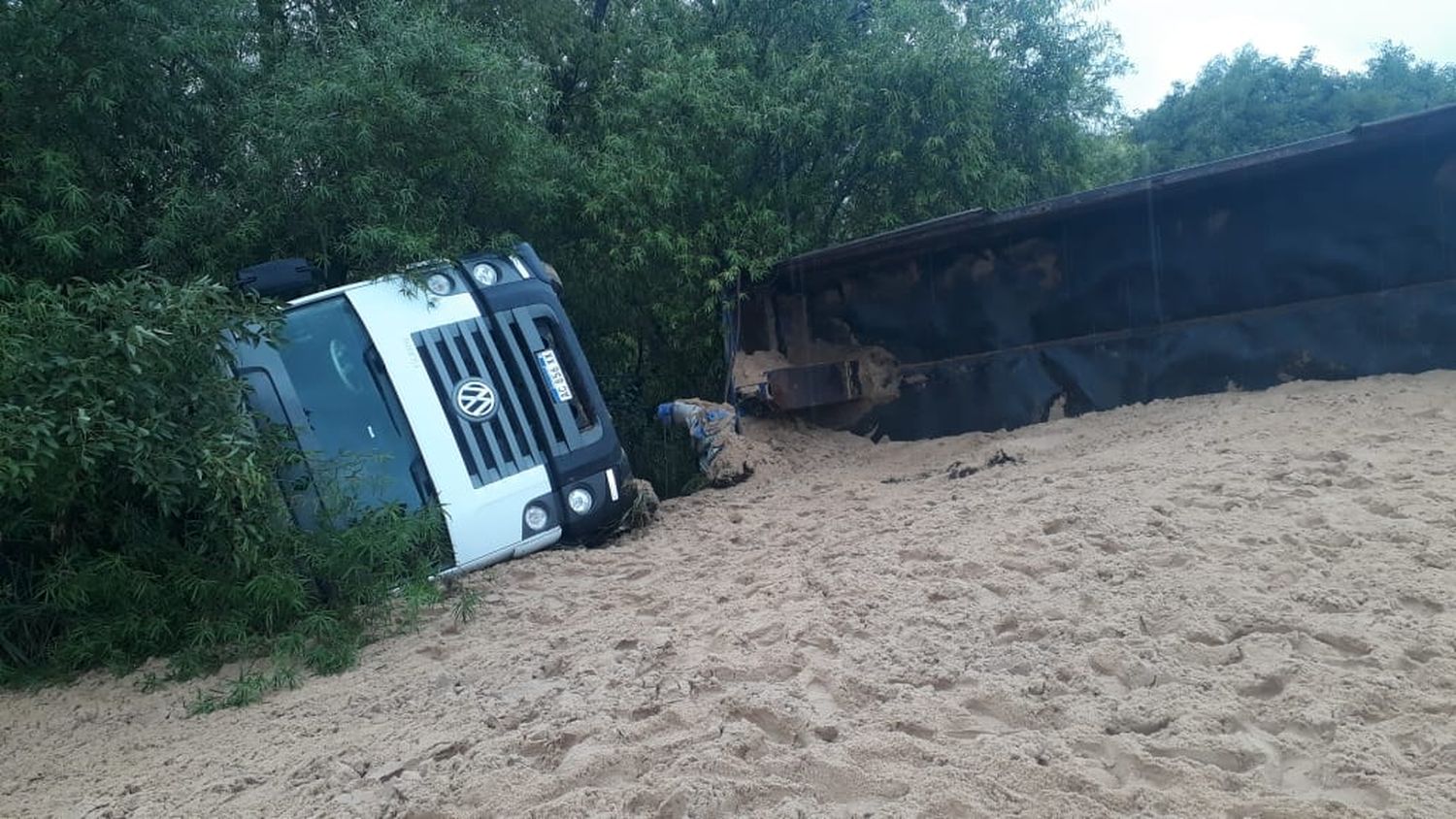 Volcó un camión que transportaba arena y complicó el tránsito