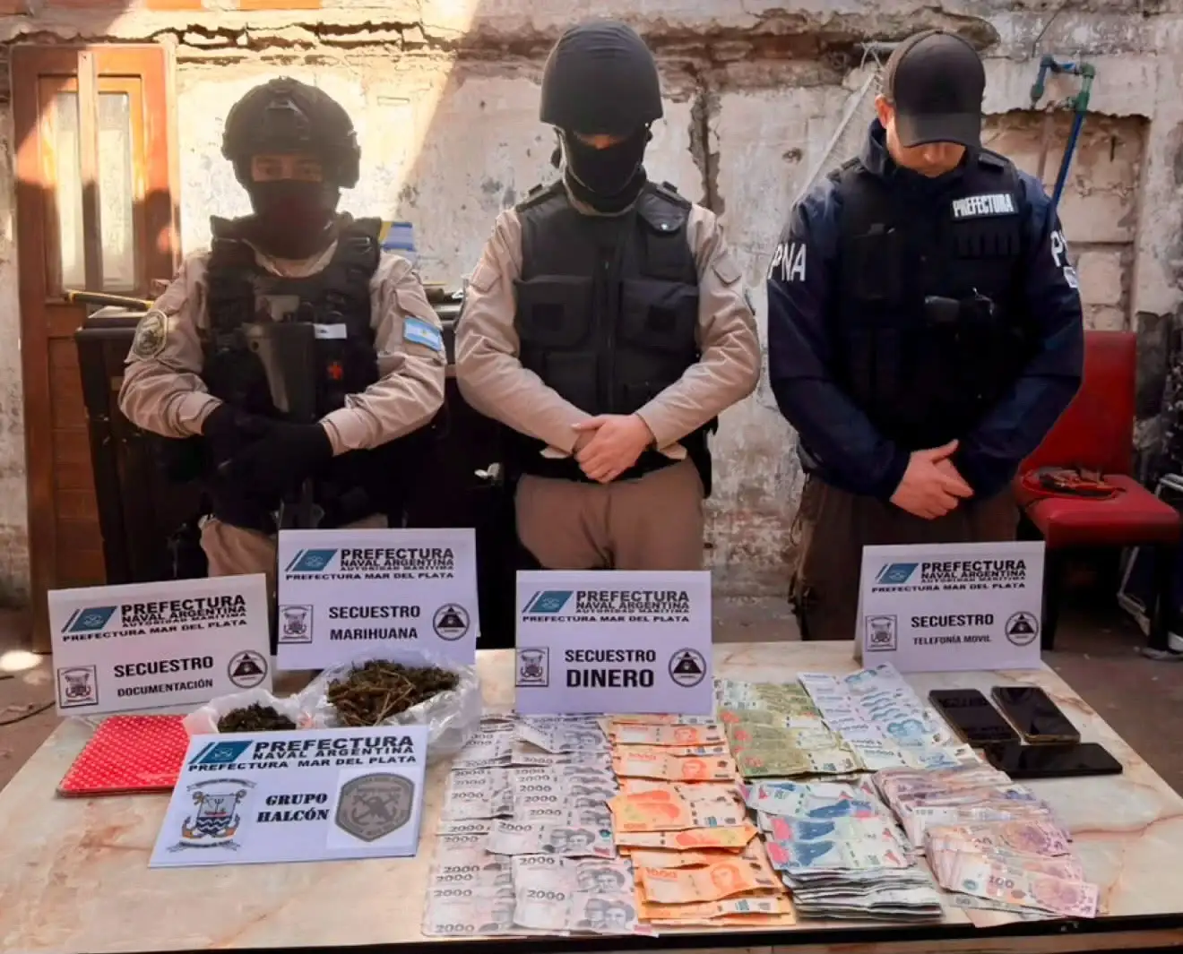 Los efectivos incautaron más de tres kilogramos de marihuana y cocaína, más de 500 semillas de cannabis, dos revólveres con municiones, dinero en efectivo, teléfonos celulares y documentación.