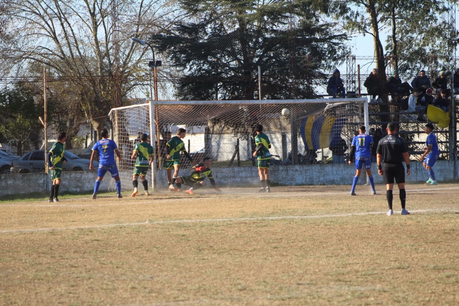 Entre Jonathan Cáceres y Denis Villagra para este gol olímpico que abrió el marcador para El Progreso.