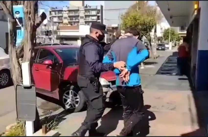 Se metió a un auto para robar pertenencias pero fue aprehendido