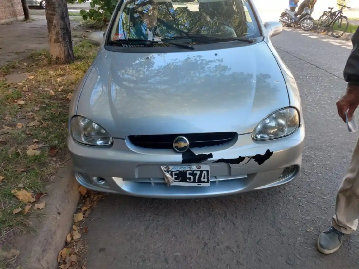 Motociclista enojado golpeó a conductor de auto tras un choque 