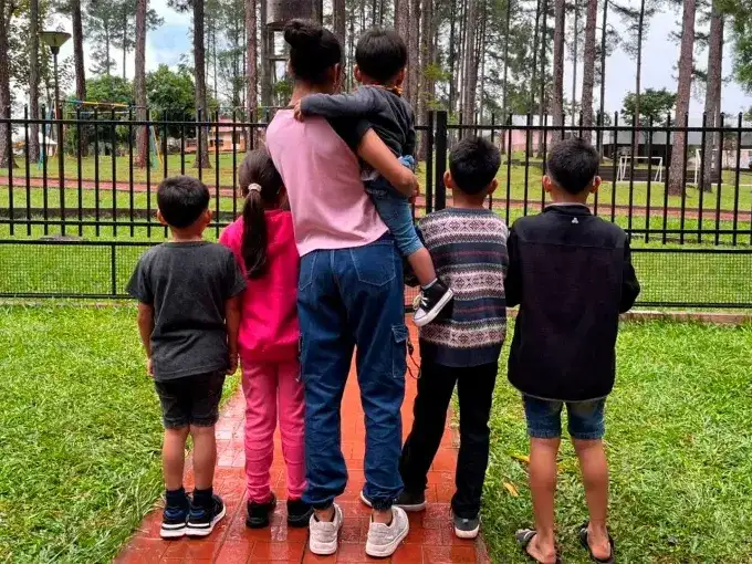 Prometió que irían todos juntos y se cumplió: los seis hermanitos comenzaron su proceso de adopción