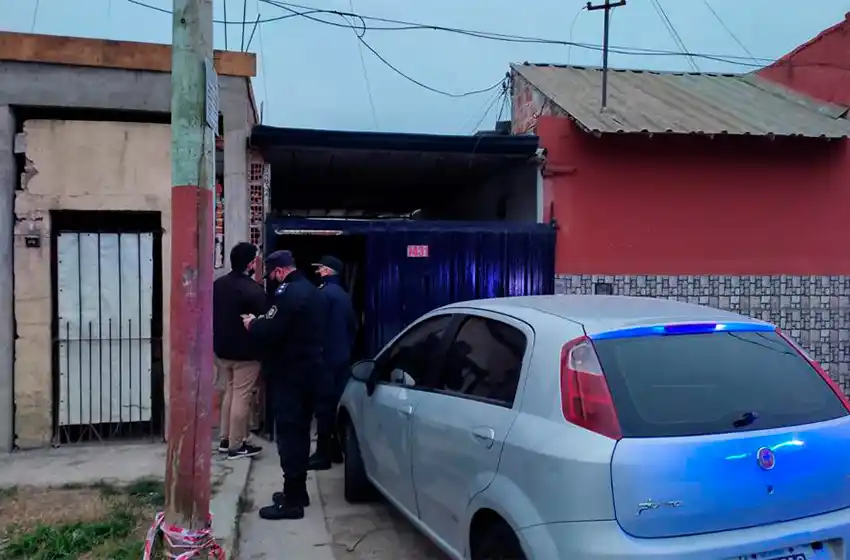 Vendía artículos robados por internet y tenía un hostel clandestino